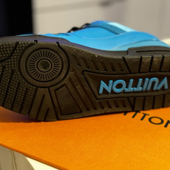 LV trainer sneaker - Picture 4 of 5